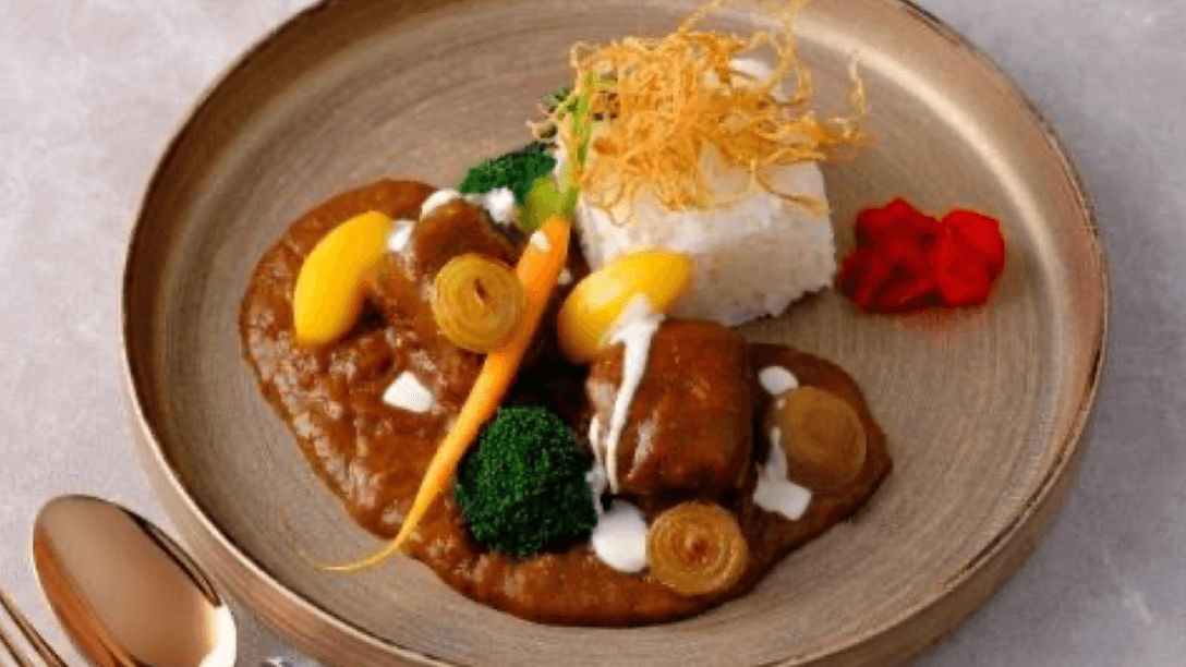 ハルベラ名物の長崎マリオットカレーの説明。牛バラ肉とフルーツの甘み、スパイスが調和したホテルならではの味わい。