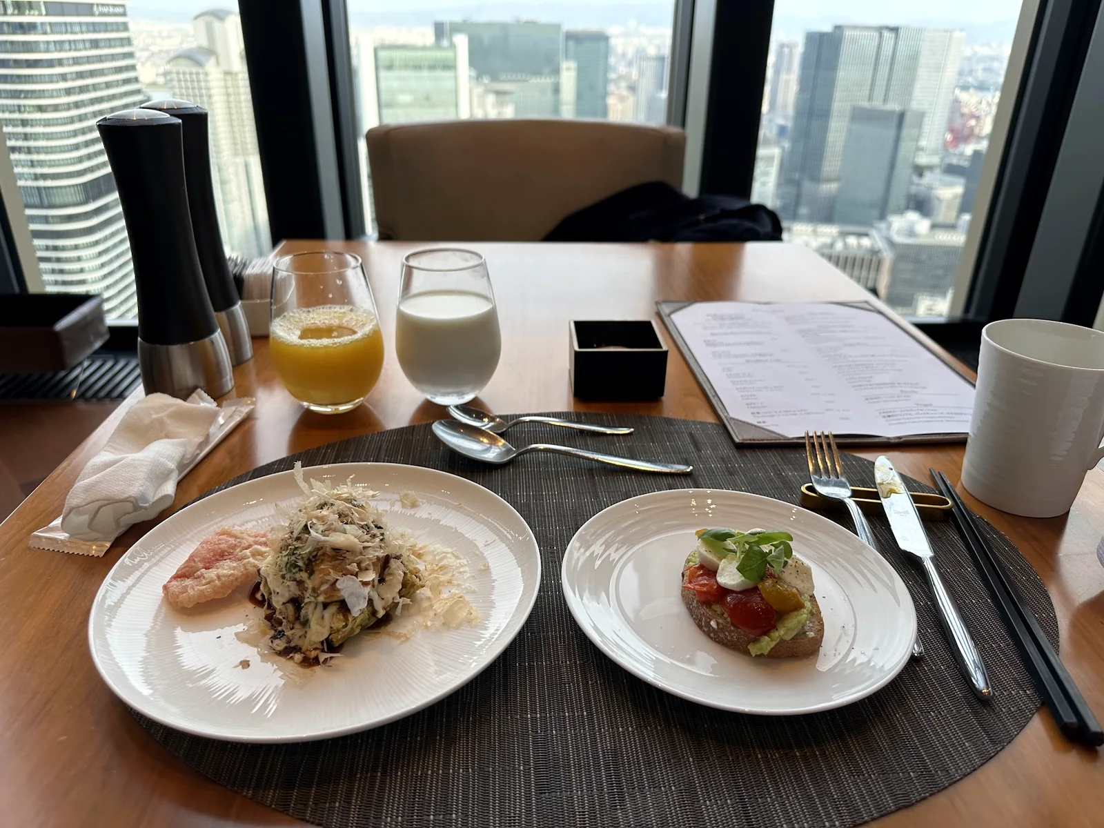 コンラッド大阪の窓際で楽しむ朝食と大阪市街の眺望
