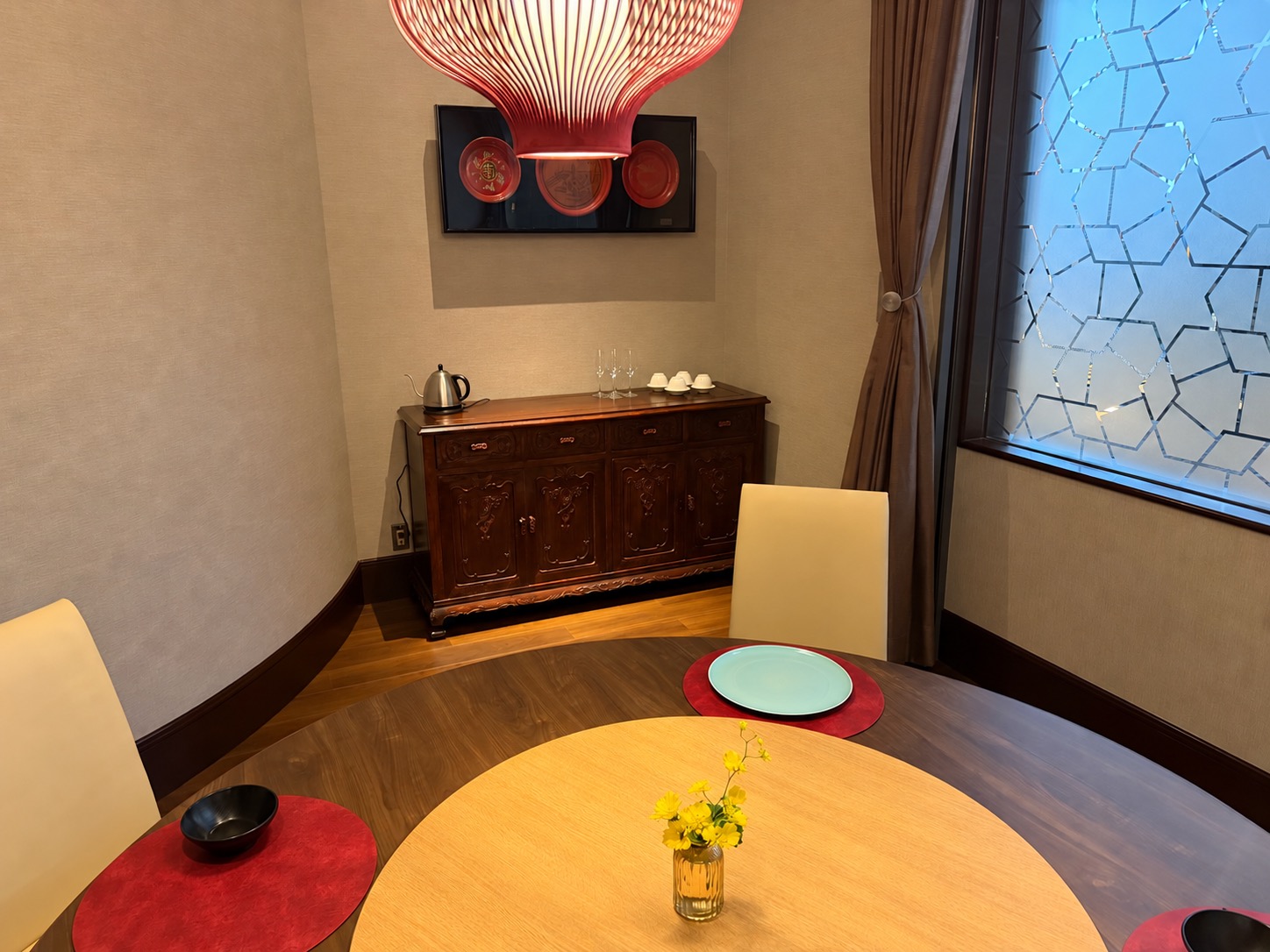 望海楼の円卓と温かな照明のある店内